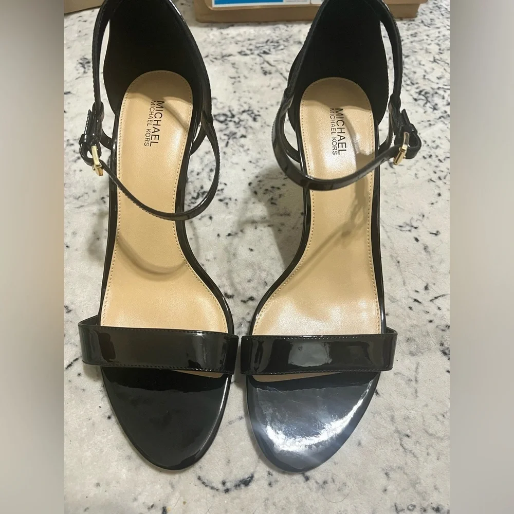 NEW women’s Michael Kors Simone Mid Sandals patent shiny leather- Black US 10M